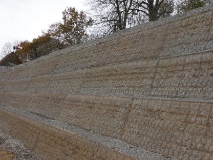 Bild 2:Bewehrte Erde TERRAMESH GREEN