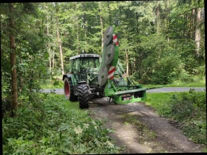 Bild 2:Wegpflege mit Astsäge!