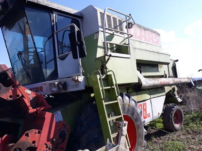 Mähdrescher Claas Dominator Maxi 98 SL mit Maisvorsatz