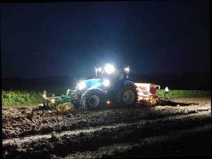 Bild 2:Anbau mit Sämaschinenkombination