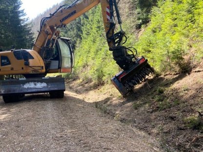 Bild 2:Böschungspflege und Böschungssanierungen