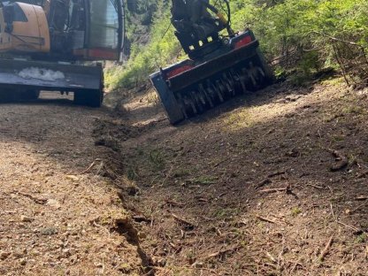 Bild 4:Böschungspflege und Böschungssanierungen