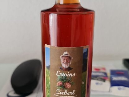 Bild 2:Zirbenschnaps aus eigener Produktion