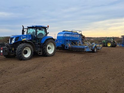 Bild 4:Landwirtschaftliche Dienstleistungen - Aussaat