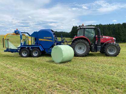 Bild 2:Rundballen pressen