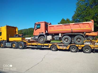 Bild 2:Baumaschinen und LKWs
