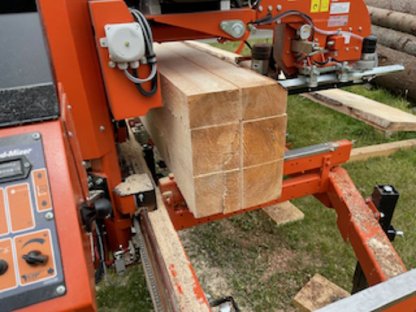 Bild 3:Lohnschnitt mit mobiler Bandsäge