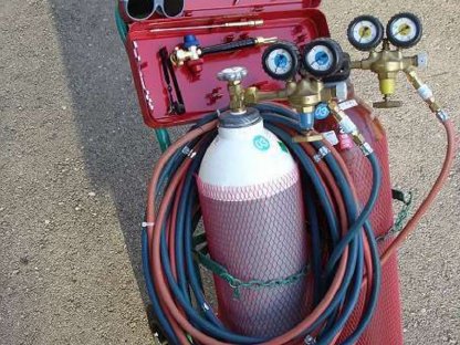 Bild 2:Autogen Schweißgerät komplett mit Gasflaschen und Brenner