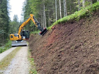 Bild 2:Böschungspflege System Erdbau Bayer