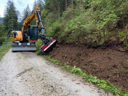 Bild 4:Böschungspflege System Erdbau Bayer