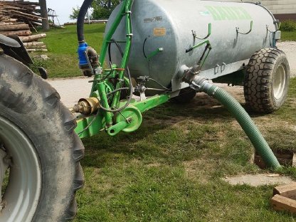 Bild 2:Gülleausbringung