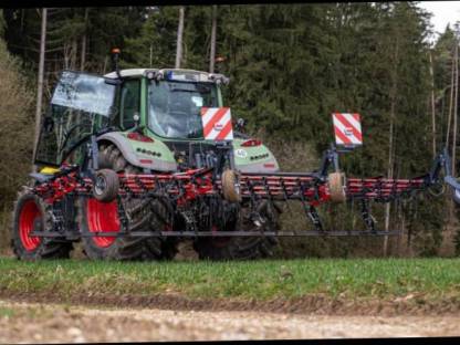 Bild 2:Striegeln von Grünland, Weide, Pferdeweide mit Nachsaat