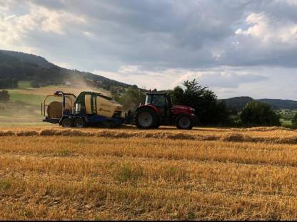 Bild 5:Rundballen pressen