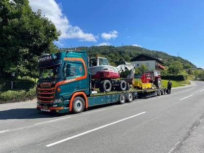 Bild 3:Baumaschinen und LKWs