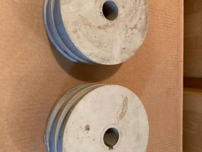 Zwei Umlenkrollen, Seilrollen Dm. 165 mm