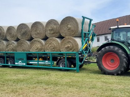 Bild 2:Ballenlogistik mit Oehler Ballenhänger