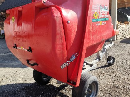 Bild 2:Paddock-Cleaner auf Anhänger