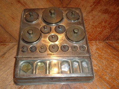 Bild 5:Alte Veterinärtruhe samt Inhalt von 1959 - Dachbodenfund