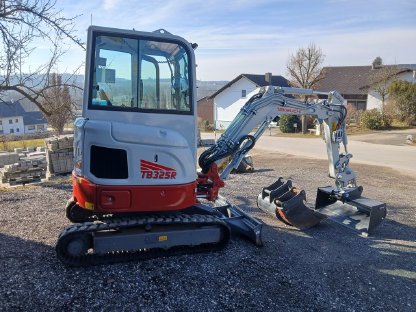 Bagger Takeuchi TB 325R V4 mit Vollausstattung