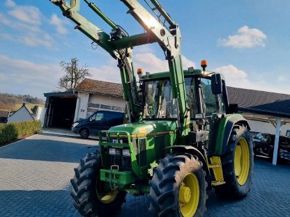 John Deere 6100 mit Frontlader