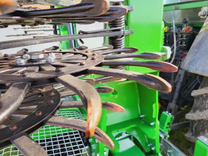Bild 2:Rollhacke CFS RotaryHoe, Pöttinger Rotocare 6 m