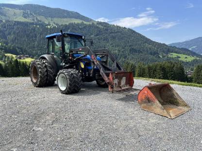 New Holland Deluxe 4020, Zwillingsbereifung, Frontlader