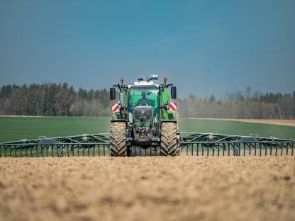 Bild 3:Bodennahe Gülleausbringung mit Reifendruckregelanlage