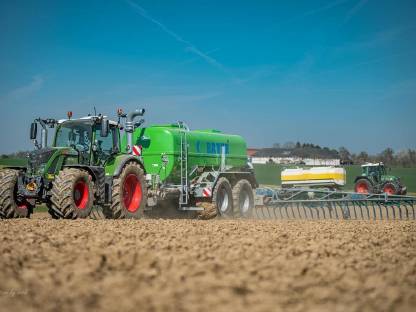 Bild 4:Bodennahe Gülleausbringung mit Reifendruckregelanlage