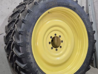 Bild 3:Pflegebereifung John Deere 6130 R