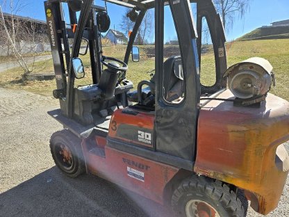 Bild 9:Gasstapler 3 t Freihub Seitverschub wenig Bstd.