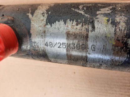 Bild 4:2 Stk. dw Hydraulikzylinder defekt