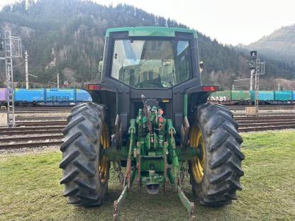 Bild 6:John Deere 6110 mit Hauer VX 90 Frontlader