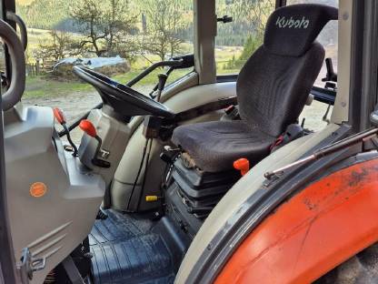 Bild 7:Kubota L4240 mit Original Frontlader