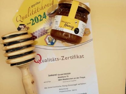 Bild 3:Honig in Kübeln