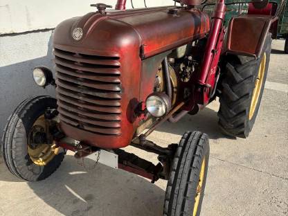 Bild 2:Steyr N182a mit Frontlader und Mähbalken