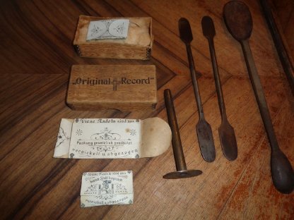 Bild 2:Alte Veterinärtruhe samt Inhalt von 1959 - Dachbodenfund