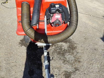 Bild 3:Paddock-Cleaner auf Anhänger