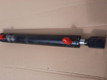 Bild 3:2 Stk. dw Hydraulikzylinder defekt