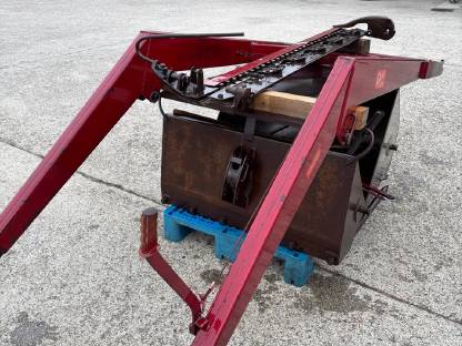 Bild 6:Steyr N182a mit Frontlader und Mähbalken