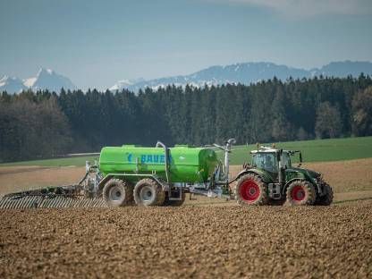 Bild 2:Bodennahe Gülleausbringung mit Reifendruckregelanlage