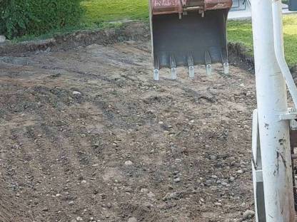 Bild 5:Baggerungen und Forstarbeit