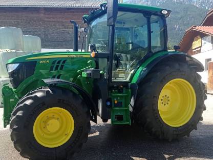 Traktor John Deere 6110R