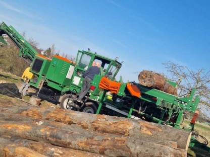 Bild 3:Lohnspalten mit Sägespaltautomat Posch 650 Vario