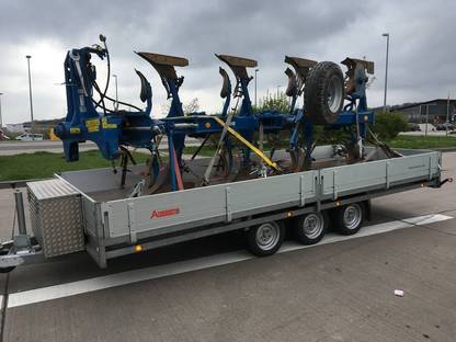 Bild 2:Transport von Traktoren und Landmaschinen