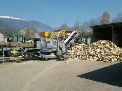 Bild 2:Lohnholzspaltung