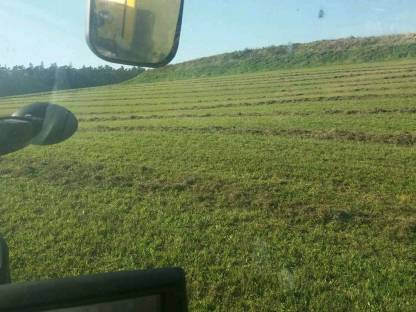 Bild 4:Grünlandernte / Ballenpressen