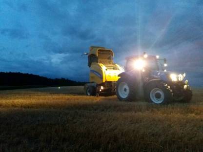 Bild 3:Rundballenpressen