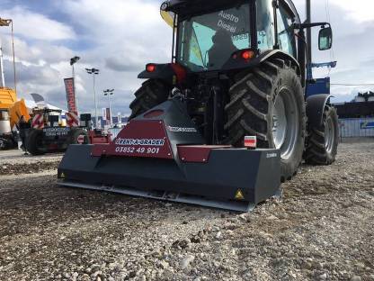 Bild 4:Rent a Grader / Thomas Holzer: Zeit für Wegepflege