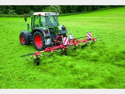 Bild 3:Rundballenpressen / Grünlandernte