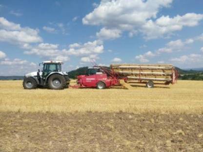 Bild 2:Pressen von Heu & Stroh in Groß- und Kleinballen